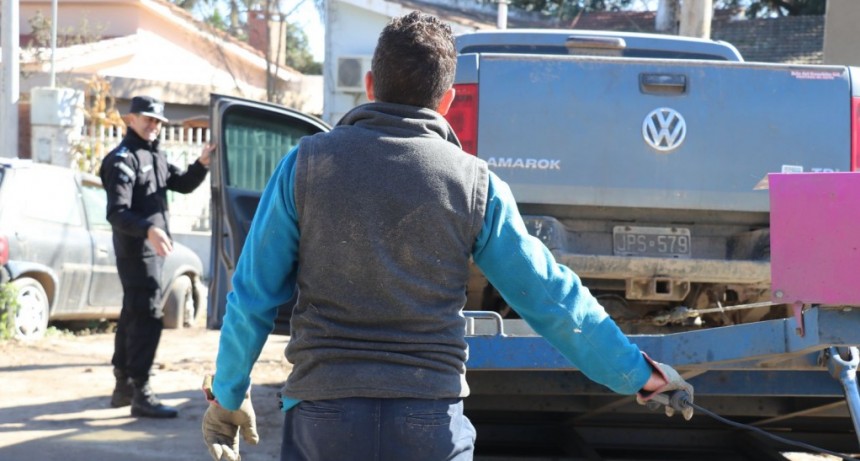 Seguridad: comenzaron a remover veh&iacute;culos en desuso en las comisar&iacute;as de La Capital