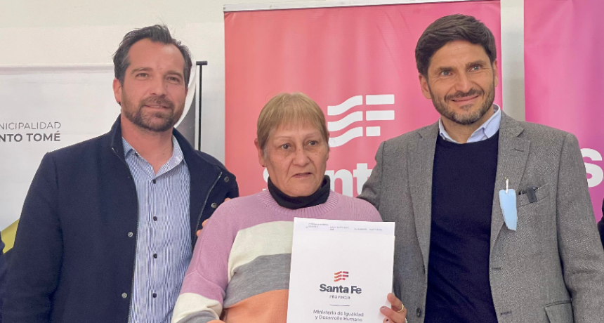Pullaro y Weiss Ackerley entregaron escrituras a familias de Santo Tom&eacute; 
