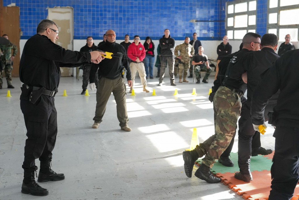 El Gobierno Provincial proyecta que desde septiembre policías de Rosario y de Santa Fe porten las Taser