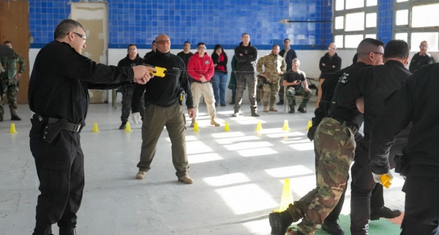 El Gobierno Provincial proyecta que desde septiembre polic&iacute;as de Rosario y de Santa Fe porten las Taser