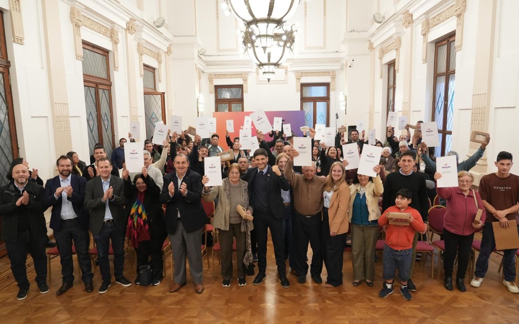 Entregaron las escrituras de sus viviendas a 32 familias de Santa Fe y Santo Tom&eacute;