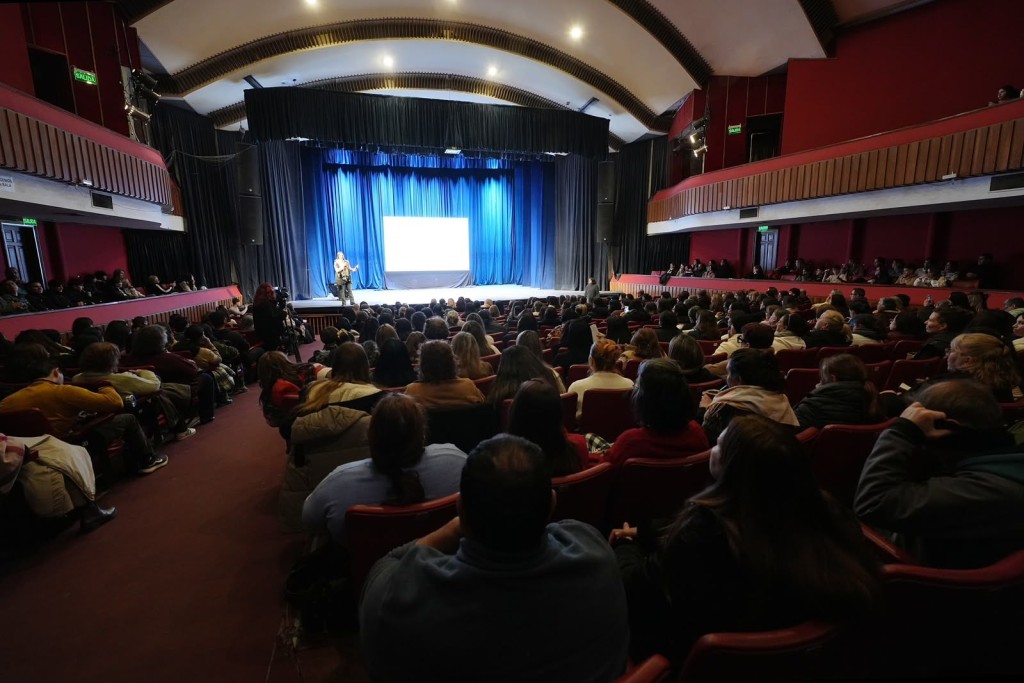 Educaci&oacute;n: 1.300 docentes, directivos, estudiantes y familiares asistieron a las charlas sobre estrategias para prevenir la dependencia digital 