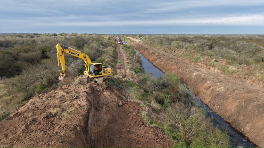 Con trabajos en el Canal Malaqu&iacute;as, la gesti&oacute;n de Pullaro comenz&oacute; la limpieza de 12 canales troncales en el centro provincial