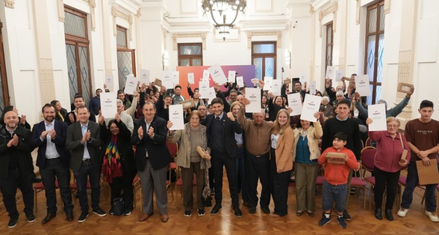 Entregaron las escrituras de sus viviendas a 32 familias de Santa Fe y Santo Tom&eacute;