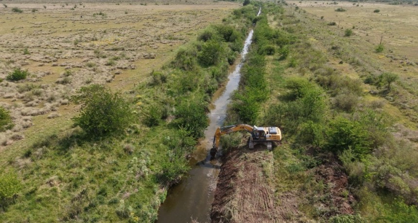 Mejor preparados ante El Ni&ntilde;o: la gesti&oacute;n de Pullaro adjudic&oacute; las obras de limpieza de 12 canales troncales