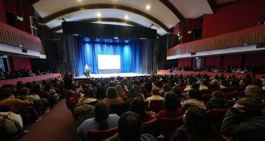 Educaci&oacute;n: 1.300 docentes, directivos, estudiantes y familiares asistieron a las charlas sobre estrategias para prevenir la dependencia digital 