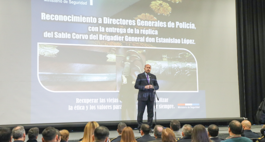 Perotti condecor&oacute; a las m&aacute;ximas autoridades de la Polic&iacute;a de Santa Fe