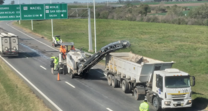 La Provincia contin&uacute;a con la reparaci&oacute;n de la calzada de la Autopista Rosario-Santa Fe