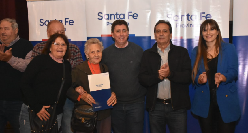 La Provincia entreg&oacute; 44 escrituras a familias del departamento Las Colonias