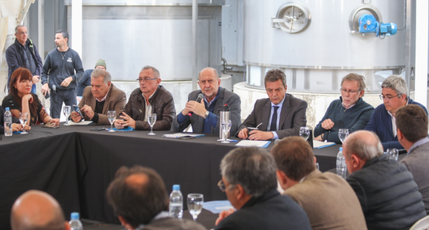 Perotti y Massa mantuvieron un encuentro con representantes del sector lechero de Santa Fe