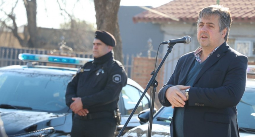 Cococcioni entreg&oacute; m&oacute;viles policiales para el departamento Castellanos
