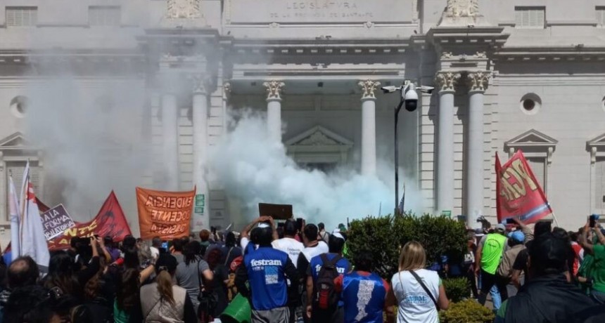 Se aprobó la reforma previsional en Santa Fe y hubo graves incidentes en la puerta de la legislatura