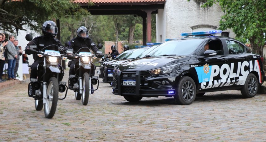 En Cayast&aacute;, la provincia comenz&oacute; con la entrega de las nuevas motos para patrullaje policial