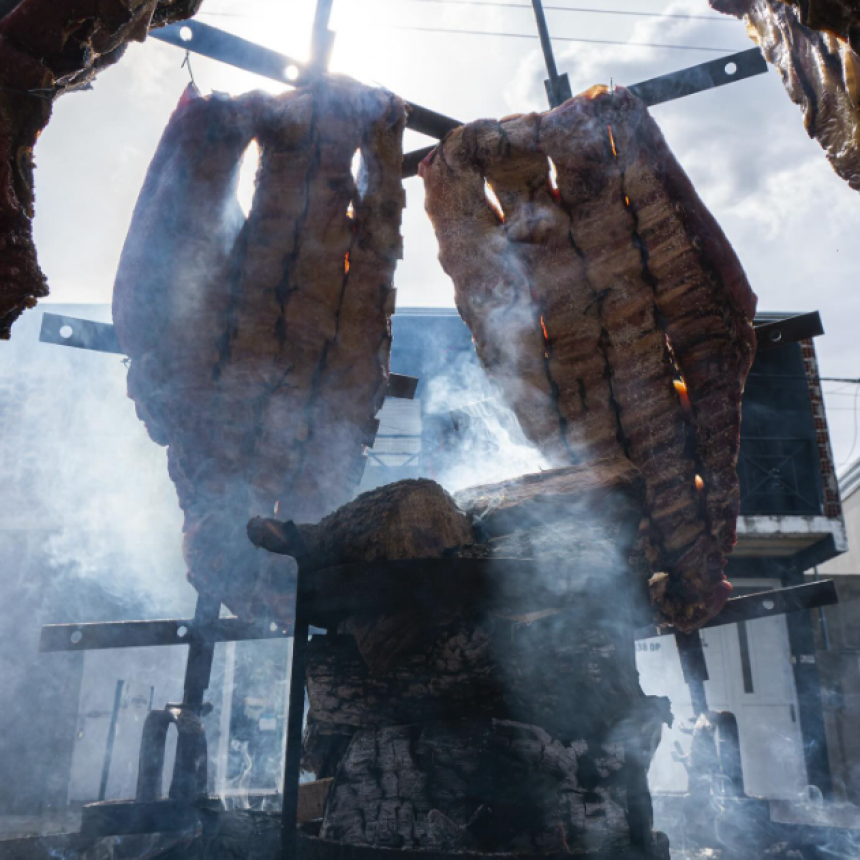 Bizarro Caf&eacute; Bar de Santo Tom&eacute; celebra la primavera con un asado inolvidable