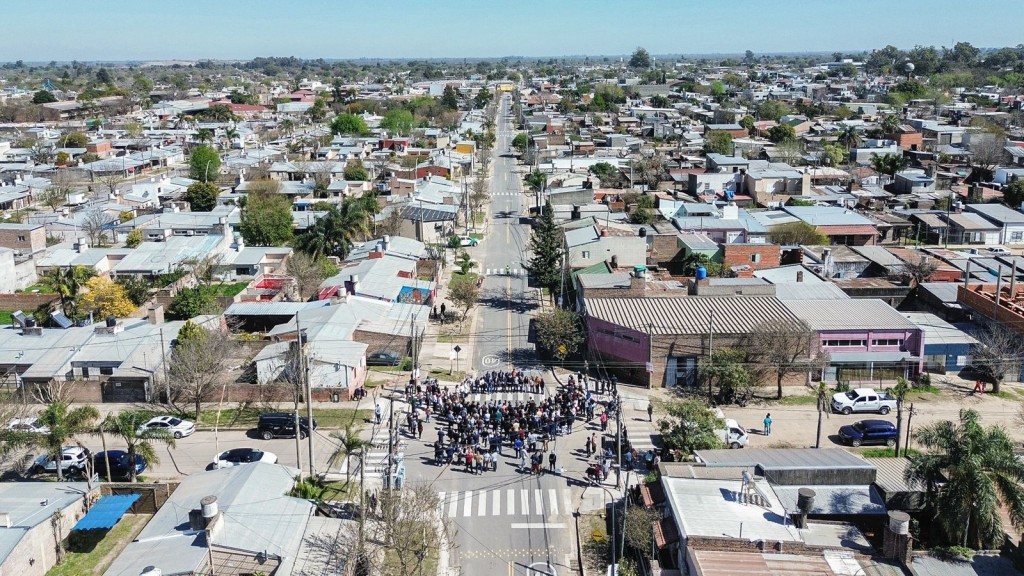 Pullaro inauguró la pavimentación de calle Larrea, la primera de 5 obras del Acuerdo Capital