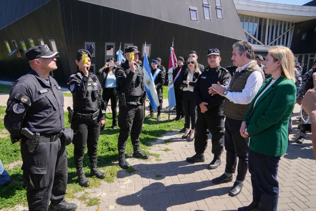Scaglia entregó Taser a la Policía de Rosario: “Invertimos en equipamiento porque para esta gestión la seguridad es irrenunciable”