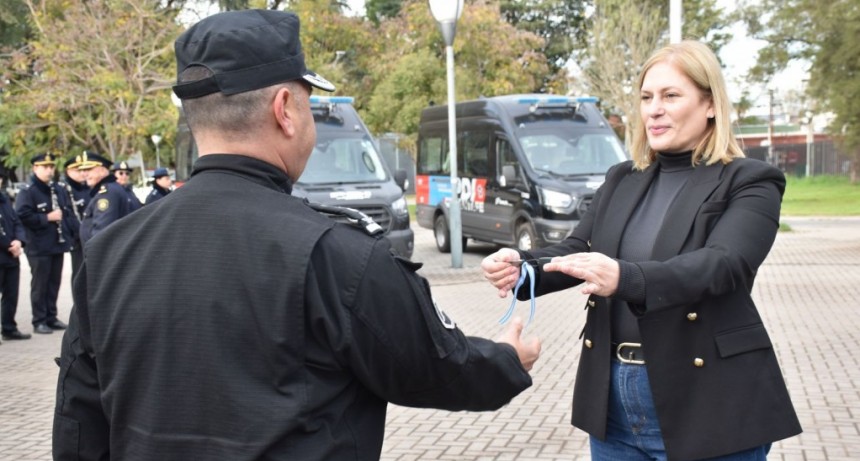 Provincia entreg&oacute; a la Polic&iacute;a 5 minibuses con toda la tecnolog&iacute;a para trabajar en investigaci&oacute;n criminal