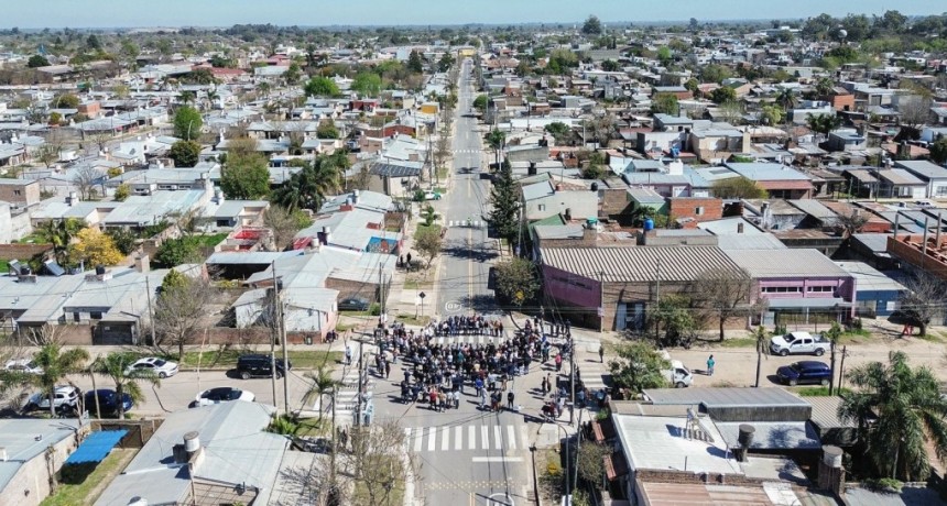 Pullaro inaugur&oacute; la pavimentaci&oacute;n de calle Larrea, la primera de 5 obras del Acuerdo Capital
