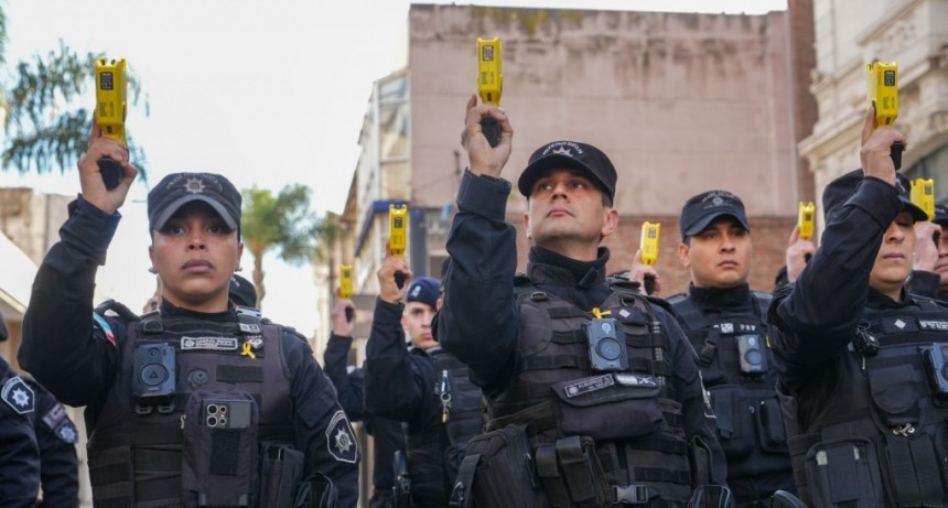 Scaglia en la entrega de Taser a la Polic&iacute;a: &ldquo;Santa Fe tiene el modelo de seguridad que va a mirar la Argentina