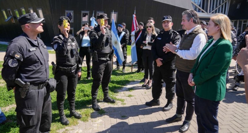 Scaglia entreg&oacute; Taser a la Polic&iacute;a de Rosario: &ldquo;Invertimos en equipamiento porque para esta gesti&oacute;n la seguridad es irrenunciable&rdquo;
