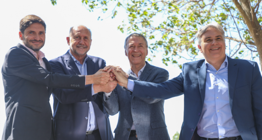 Perotti y Schiaretti rubricaron el contrato para dar inicio a la obra del Acueducto Interprovincial Santa Fe-C&oacute;rdoba