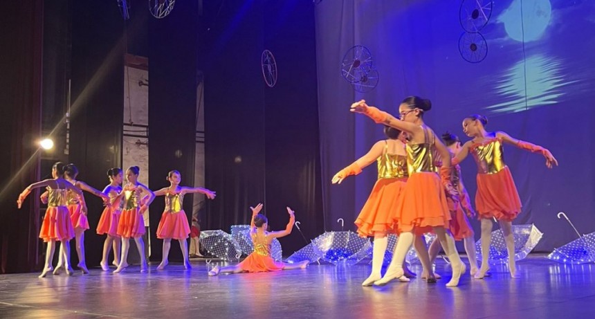 Bell&iacute;sima y emocionante puesta en escena de las alumnas de "Danzas Cl&aacute;sicas" de Sauce Viejo en el Teatro Municipal de Santa Fe