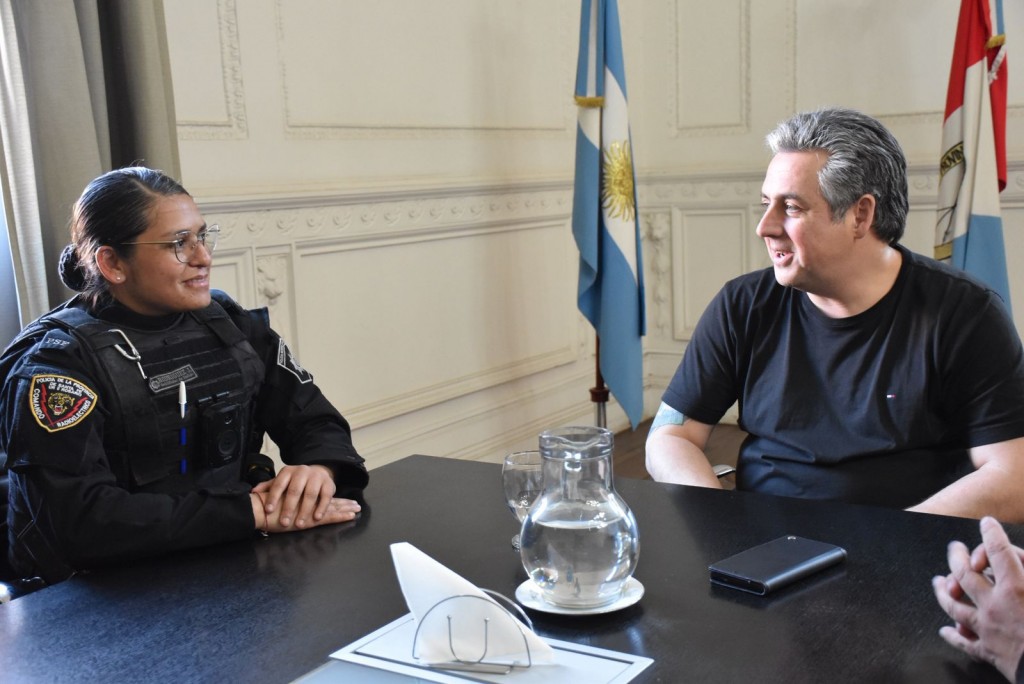 El ministro Cococcioni recibió a la suboficial que realizó el primer uso operativo de una Taser en Santa Fe