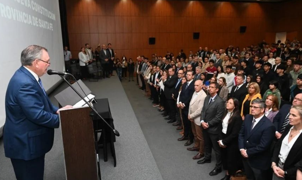 Felipe Michlig tomó juramento a ciudadanos y autoridades de la ciudad de Santa Fe por la nueva Constitución Provincial