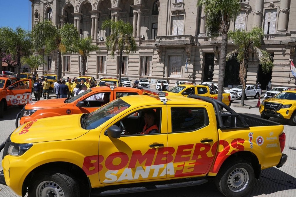Scaglia encabezó la entrega de camionetas y equipamiento para combatir incendios y proteger la biodiversidad