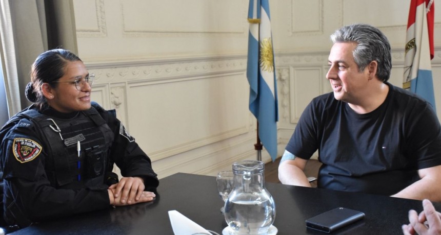 El ministro Cococcioni recibi&oacute; a la suboficial que realiz&oacute; el primer uso operativo de una Taser en Santa Fe