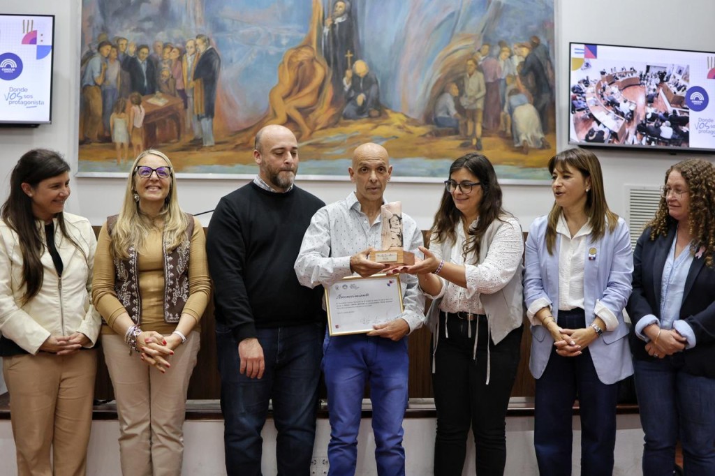Vocaci&oacute;n y legado: el Concejo Municipal entreg&oacute; la distinci&oacute;n Marta Samat&aacute;n a la trayectoria educativa 