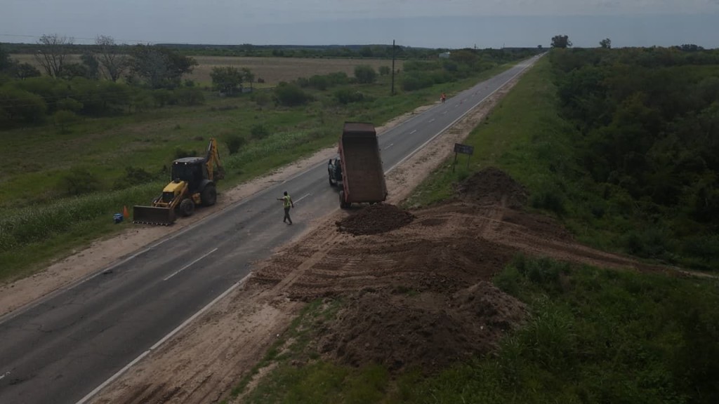 Prevenci&oacute;n ante &ldquo;El Ni&ntilde;o&rdquo;: Provincia realiza correcciones en la defensa de la Ruta 1, entre Helvecia y Saladero Cabal