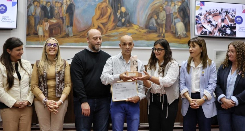 Vocaci&oacute;n y legado: el Concejo Municipal entreg&oacute; la distinci&oacute;n Marta Samat&aacute;n a la trayectoria educativa 