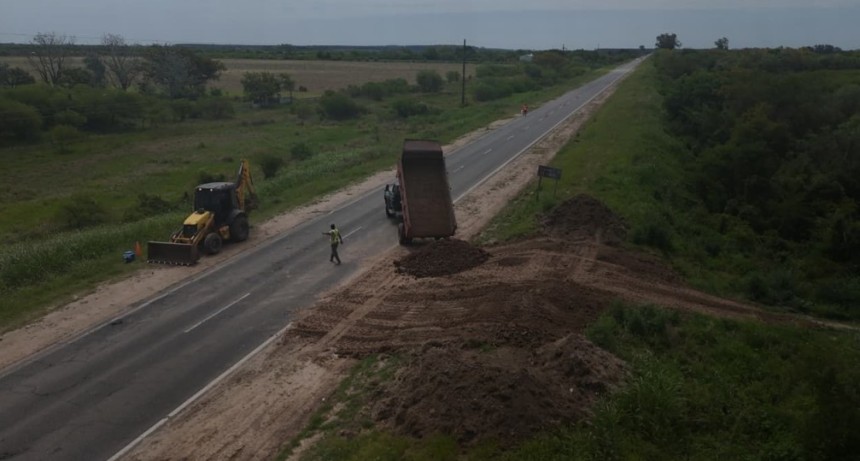 Prevenci&oacute;n ante &ldquo;El Ni&ntilde;o&rdquo;: Provincia realiza correcciones en la defensa de la Ruta 1, entre Helvecia y Saladero Cabal