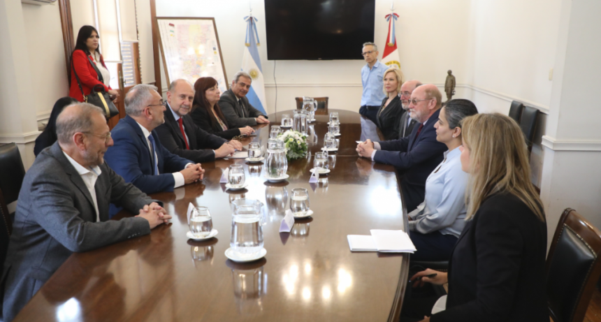 El gobernador Omar Perotti recibi&oacute; a senadores de California