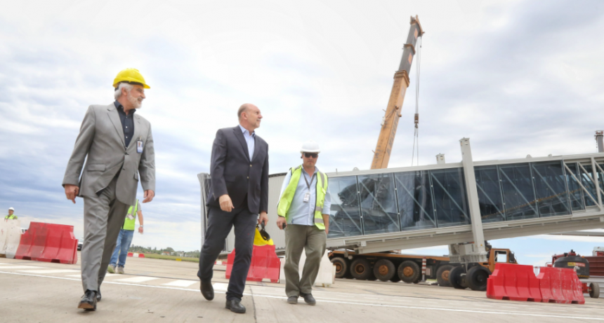Perotti recorri&oacute; las obras de la nueva terminal flexible para pasajeros en el Aeropuerto Internacional de Rosario