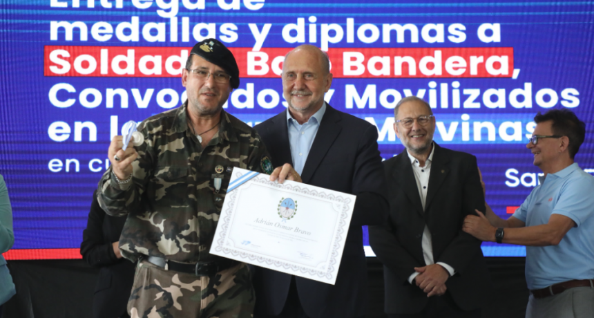 Perotti entreg&oacute; medallas y diplomas a soldados Bajo Bandera, convocados y movilizados en la Guerra de Malvinas