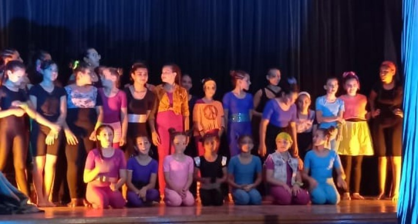 Sauce Viejo: se realiz&oacute; la muestra anual de acrobacias en tela "Retro Night"
