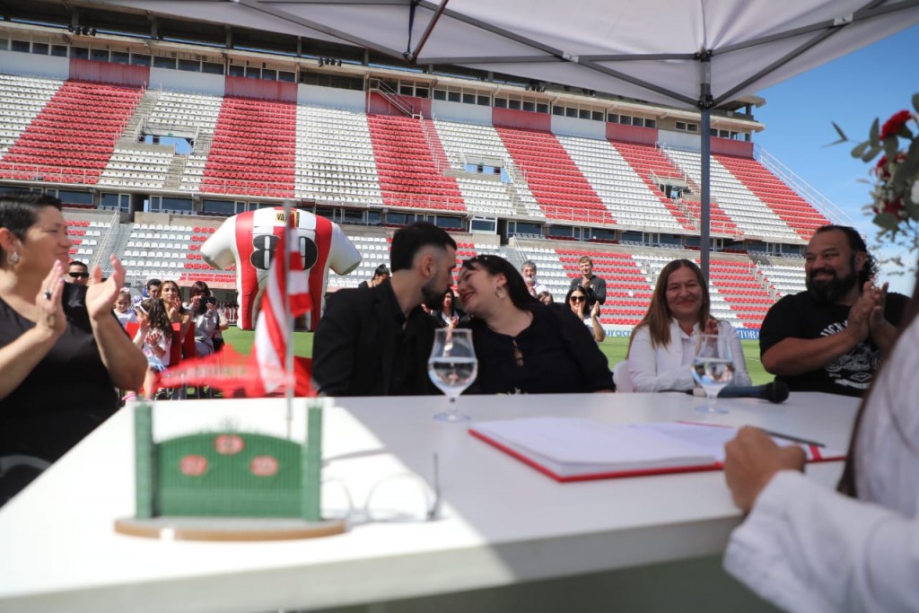 Hinchas de Unión dieron el sí en el césped del 15 de Abril