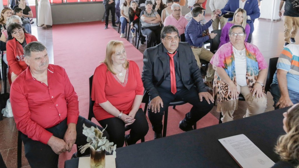 Diez parejas se casaron en el estadio del Club Atlético Colón