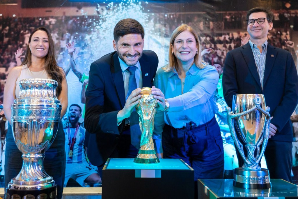 En la Semana Invencible, las copas de la Selección Argentina se exhiben en la Casa de Gobierno