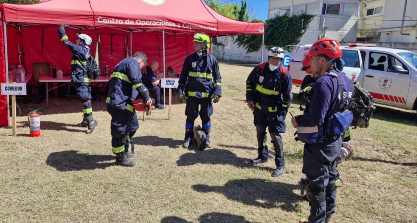 Intensa labor de los brigadistas santafesinos en la tragedia del hotel de Villa Gesell