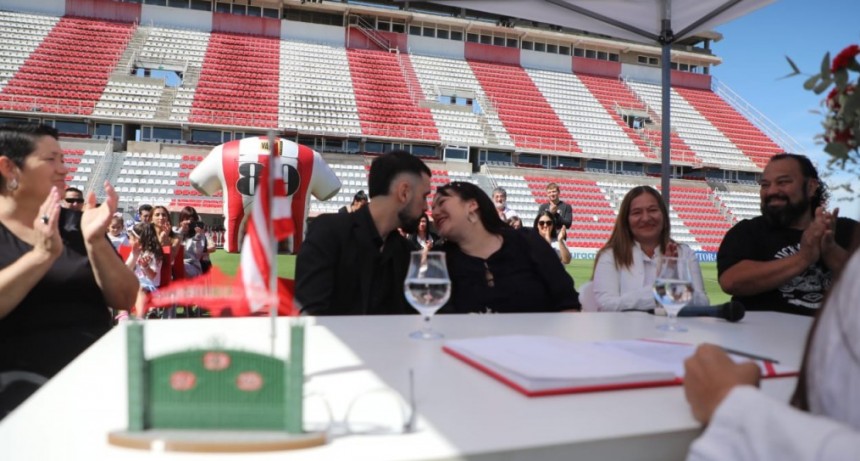 Hinchas de Unión dieron el sí en el césped del 15 de Abril