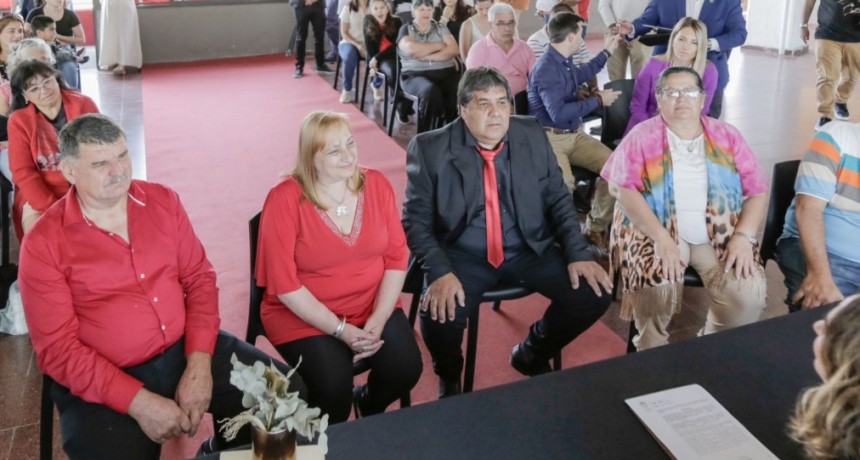 Diez parejas se casaron en el estadio del Club Atlético Colón