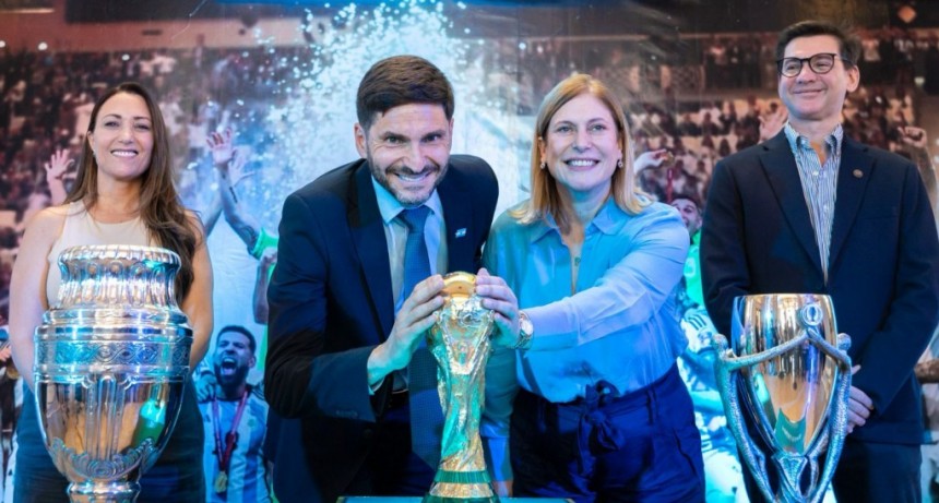 En la Semana Invencible, las copas de la Selecci&oacute;n Argentina se exhiben en la Casa de Gobierno