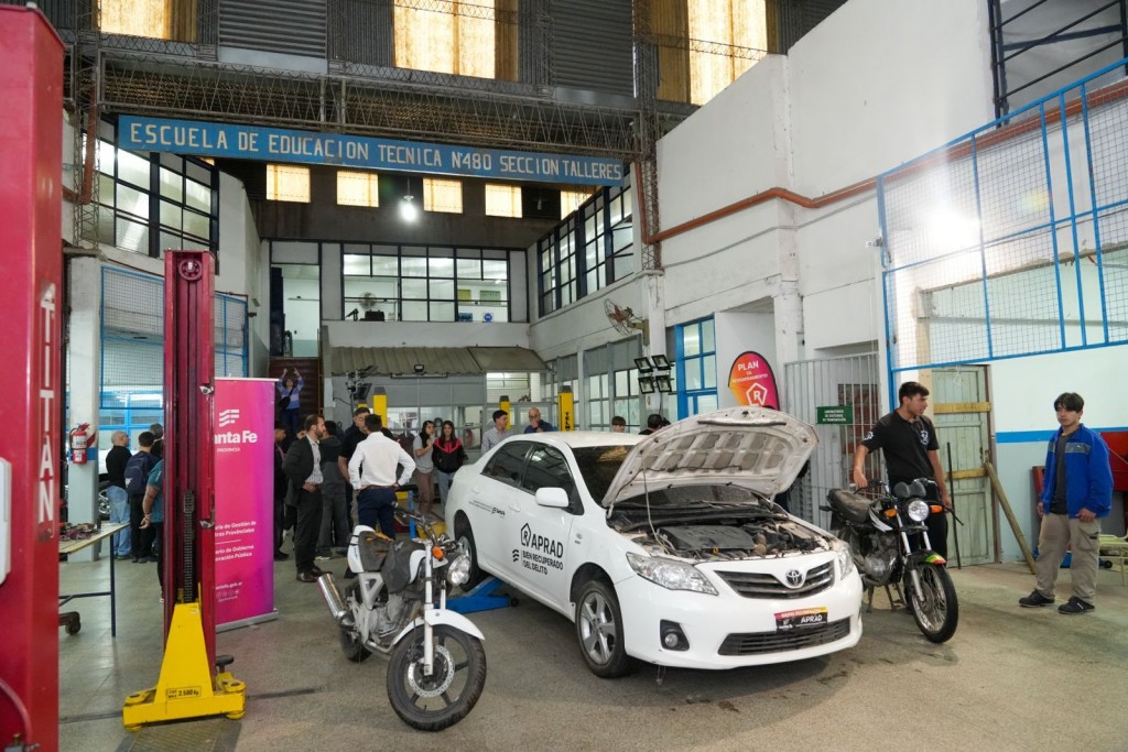 Provincia le entregó a una escuela técnica vehículos decomisados al delito para la formación de sus estudiantes