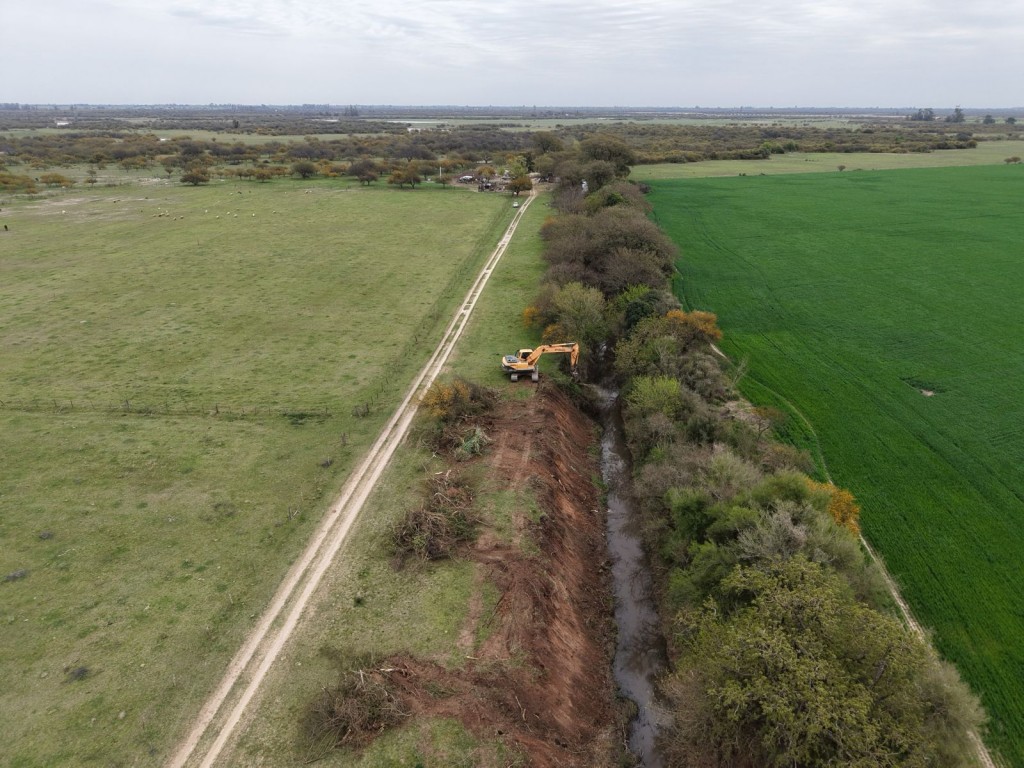 Símbolo del abandono: en el avance de la limpieza del Canal Aguiar por parte de Provincia, hallaron restos de una máquina excavadora