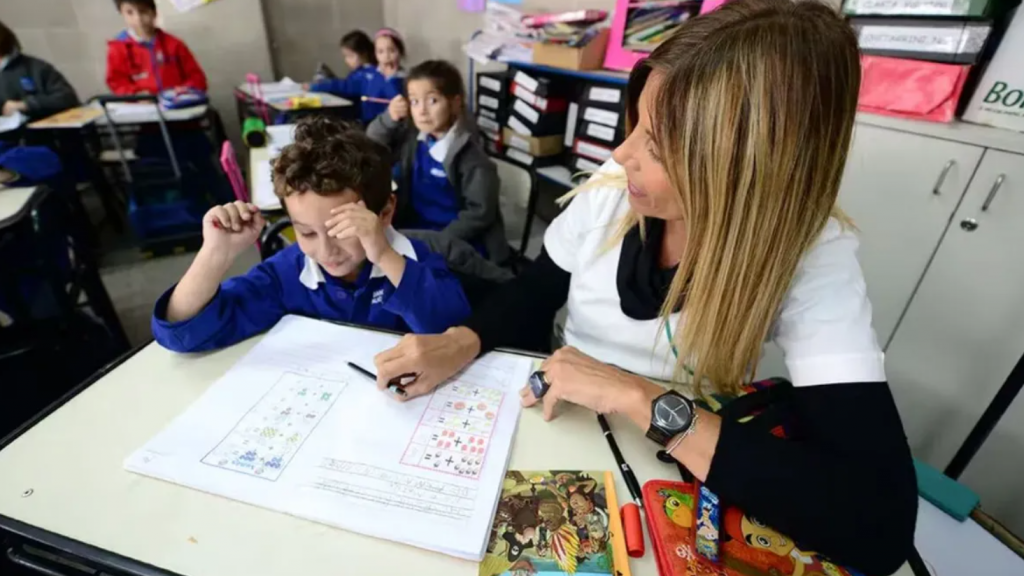 Asistencia Perfecta: más de 60 mil docentes, directivos, secretarios, preceptores y asistentes escolares cobrarán el incentivo mensual de octubre