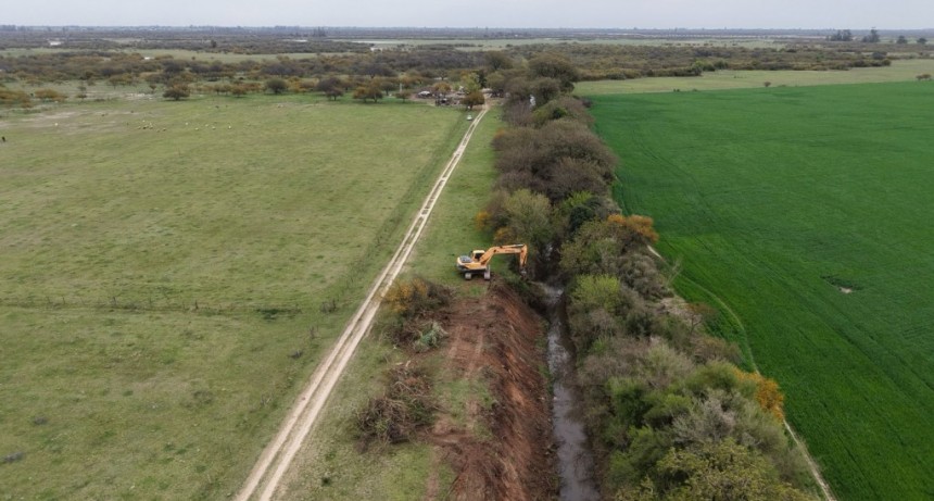 S&iacute;mbolo del abandono: en el avance de la limpieza del Canal Aguiar por parte de Provincia, hallaron restos de una m&aacute;quina excavadora