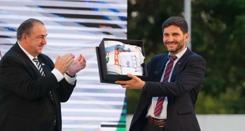 En su 452° aniversario, la ciudad de Santa Fe estrenó bandera: “Un emblema de su identidad cultural, social, institucional y política”
